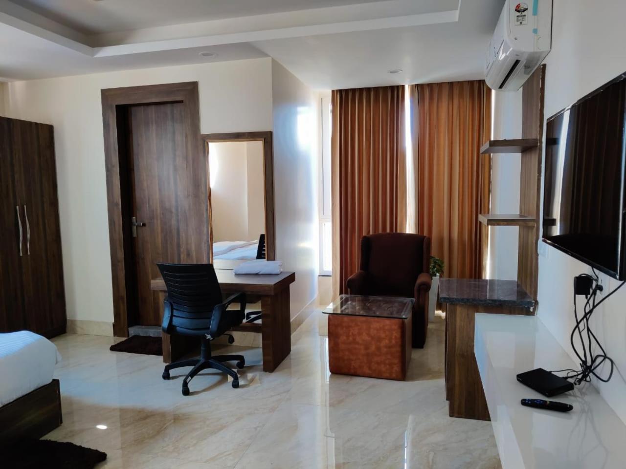 Hotel Maira Dehradun Exterior photo